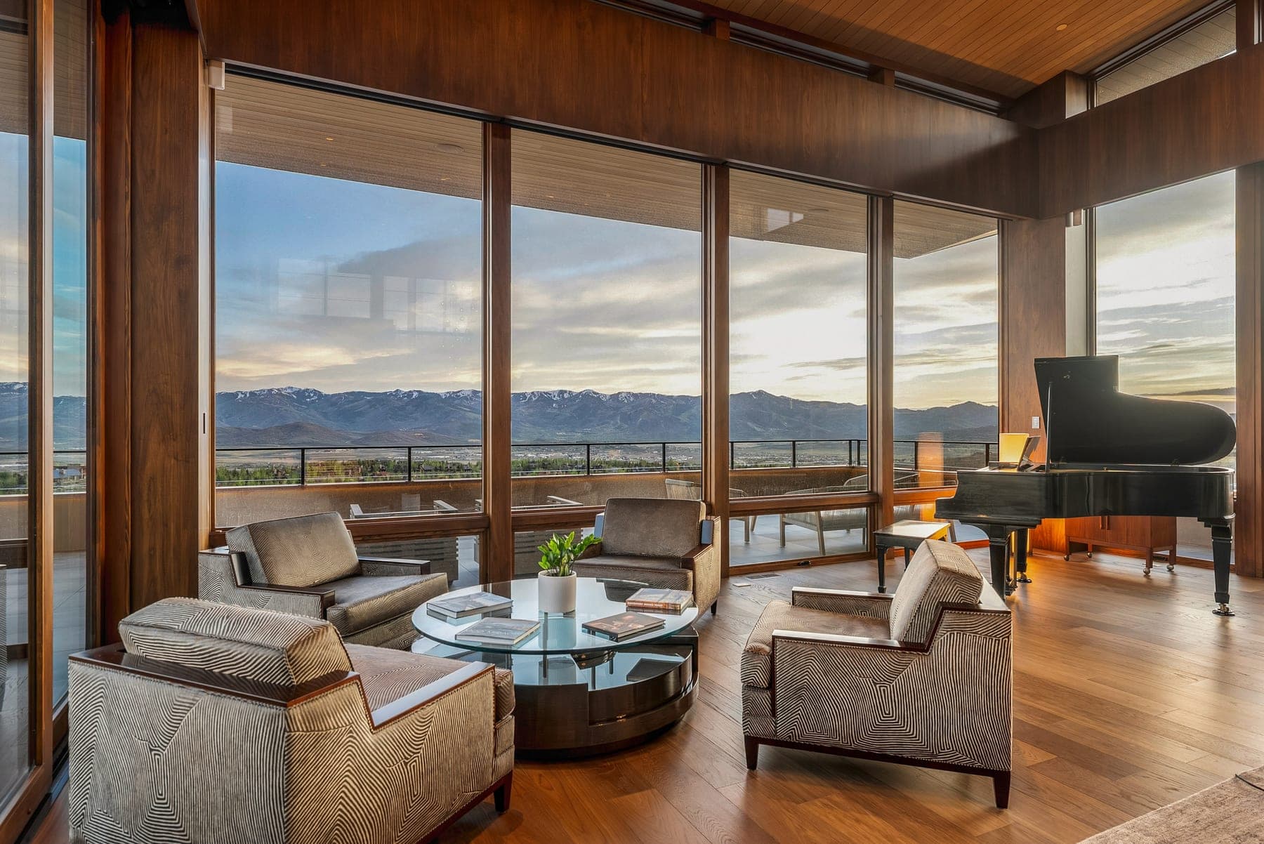 Vandamm Home — piano lounge